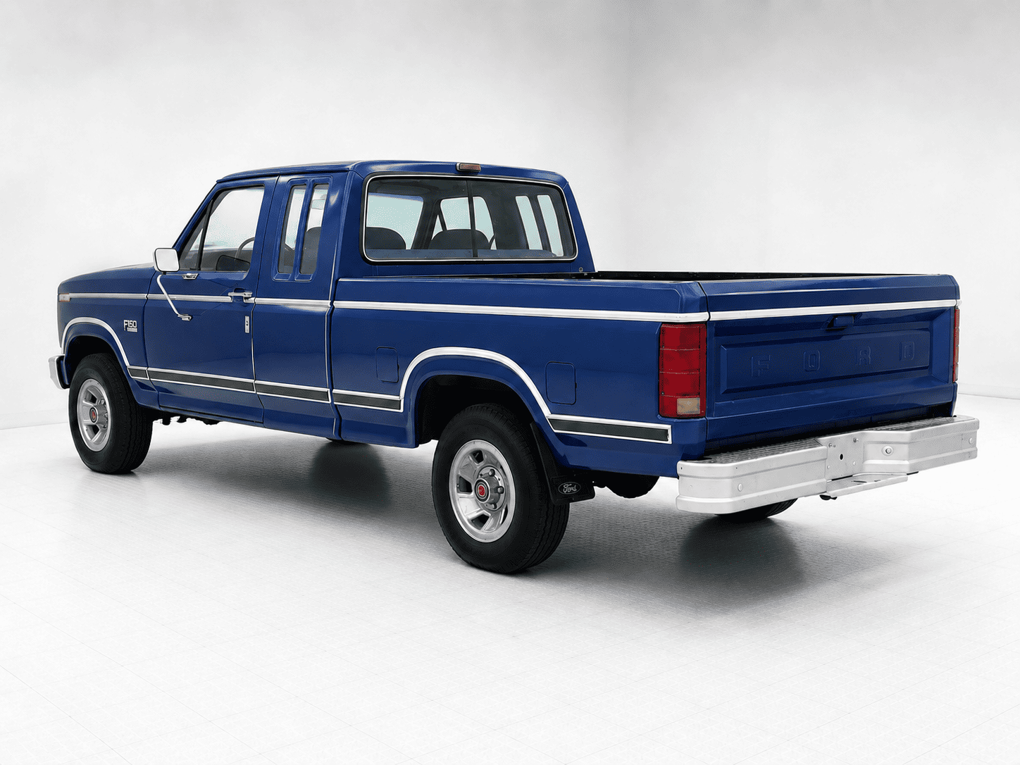 Ford F-150 SuperCab 1983 bleu — trois quarts arrière
