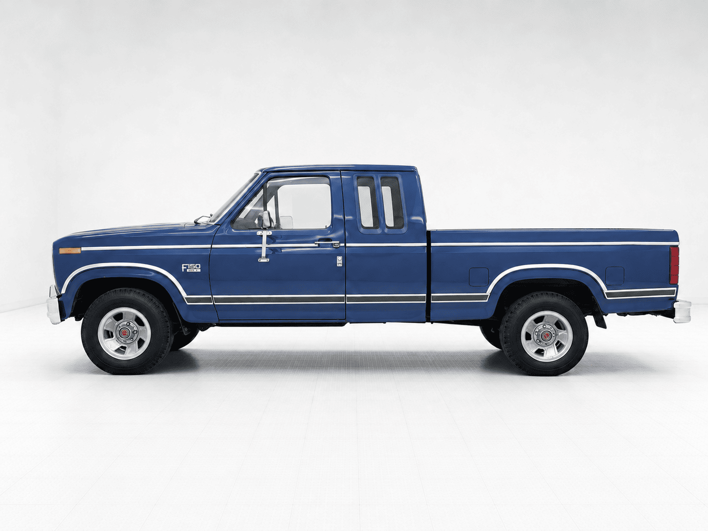 Ford F-150 SuperCab 1983 bleu — profil